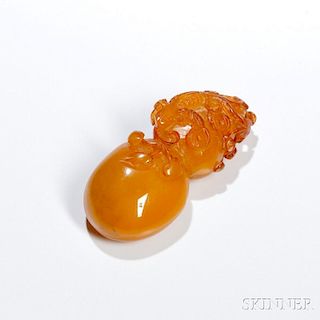 Amber Carving of a Double Gourd 琥珀雕葫芦，高3.75英寸，中国