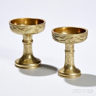 Near Pair of Polished Brass Stem Cups 两只相近的高足黄铜杯，高4.375英寸，直径3.5英寸，中国