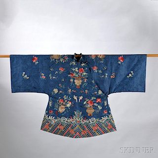 Embroidered Silk Semiformal Lady's Robe 绣花丝质女装上衣,长39.5英寸,19/20世纪,中国
