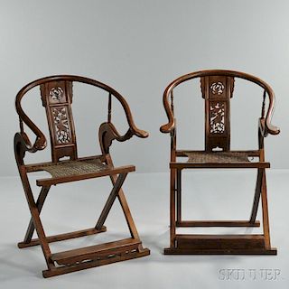 Pair of Horseshoe Folding Chairs 马蹄形圈背木交椅一对,高42.875英寸,宽28英寸,20世纪,中国