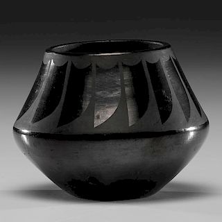 Santana Martinez (San Ildefonso, 1909-2002) Blackware Pottery Jar