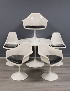 Midcentury Saarinen Style Tulip Table & 6 Chairs.