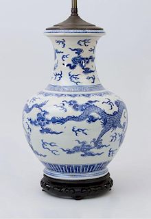 CHINESE BLUE AND WHITE PORCELAIN BALUSTER-FORM LAMP