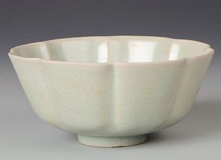 Fine Chinese Ru Lao Lobed Porcelain Bowl