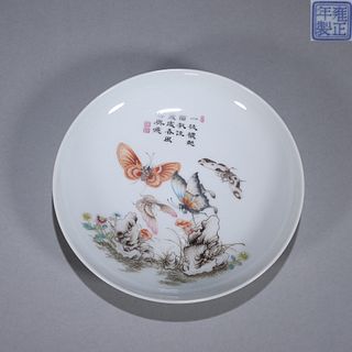 A famille rose flower and butterfly porcelain plate