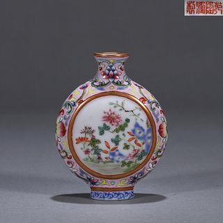 A famille rose flower porcelain snuff bottle