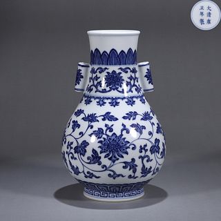 A blue and white interlocking flower porcelain double-eared vase