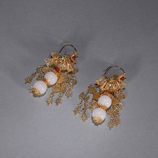 A pair of pearl inlaid gilding silver earrings
