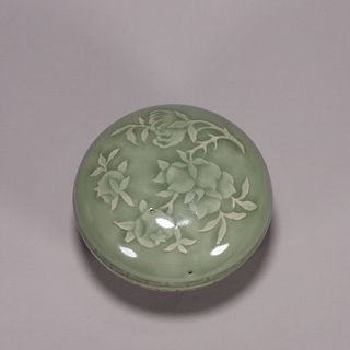 A Longquan kiln fruit porcelain box