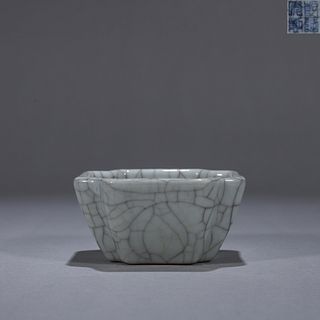 A Ge kiln porcelain water pot