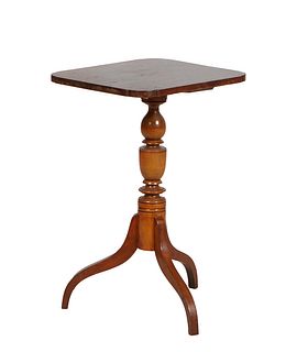 American Federal Carved Mahogany Candlestand, 19th c., the shaped rounded edge rectangular top on a turned urn form support to tripodal curved legs, H