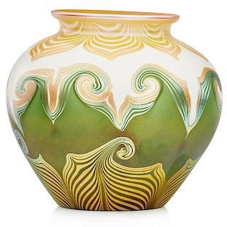 QUEZAL Glass vase