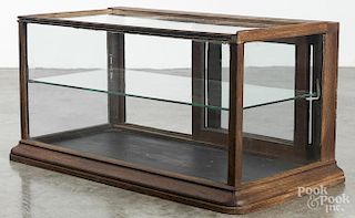Oak counter top country store showcase, ca. 1900, with a single shelf, 15 1/2'' h., 30'' w., 15'' d.