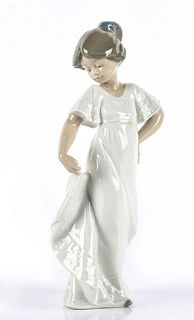 Nao by Lladro 'How Pretty' #1110 Porcelain Figure
