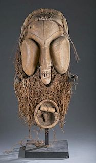 Kakuungu face mask, late 19th / early 20th century