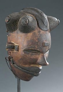 Mask with articulating jaw