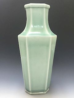 A FINE CHINESE ANTIQUE OCTAGONAL VASE, MARK YONGZHENG, 18TH OR 19TH CT