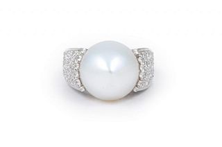 A Platinum Pearl Diamond Ring