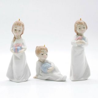 Christmas Morning 1005940 - Lladro Porcelain Figurine
