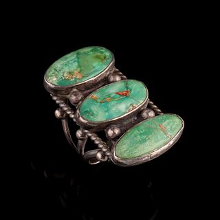A LARGE MAN'S STERLING SILVER AND TURQUOISE RING