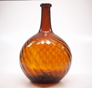 Pattern-molded globular bottle