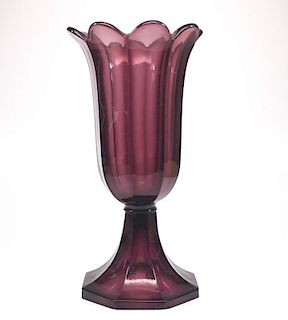 Pattern-molded tulip vase