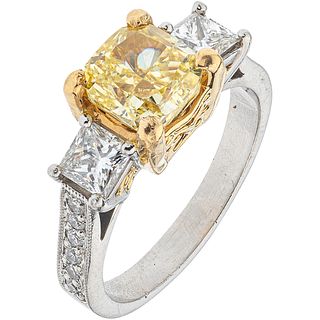 ANILLO CON DIAMANTE CERTIFICADO GIA Y DIAMANTES EN PLATINO. Un diamante corte cojín ~2.0 ct Claridad: SI1 Color: Fancy Intense Yellow