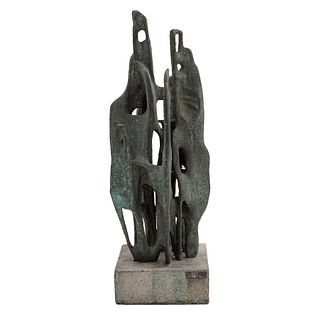 MARÍA LAGUNES (Veracruz, 1922-). Sin título. Elaborada en bronce con pátina verde.Firmada y fechada 1968