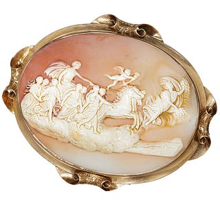 A LARGE ANTIQUE CAMEO BROOCH