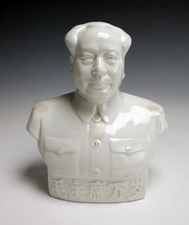 CHINESE WHITE PORCELAIN BUST STATUE OF CHAIRMAN MAO