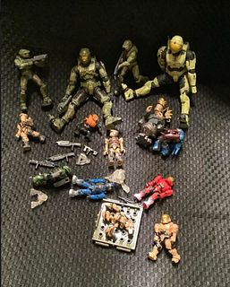 ACTION FIGURES TOYS LOT WITH ACCESSORIES