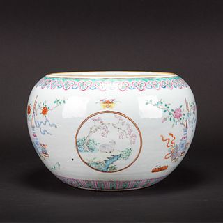 A FAMILLE ROSE 'ANTIQUES AND RAM' JAR, DAOGUANG PERIOD 