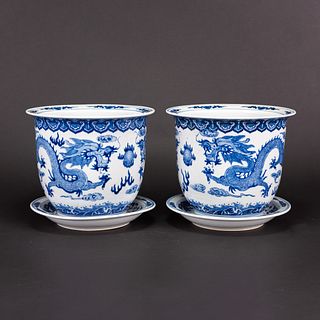 A PAIR OF BLUE AND WHITE 'DRAGON' JARDINIERES AND PLATES 