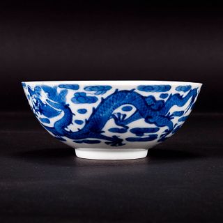A BLUE AND WHITE 'DRAGON' BOWL, QING DYNASTY 