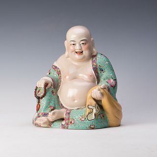 A CHINESE FAMILLIE ROSE PORCELAIN SMILING BUDDHA