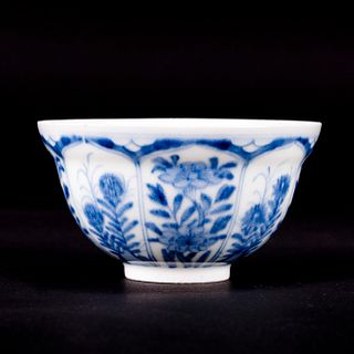 A BLUE AND WHITE 'FLORAL' BOWL, QING DYNASTY 