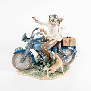 Old Fashioned Motorist 1005161 - Lladro Porcelain Figurine