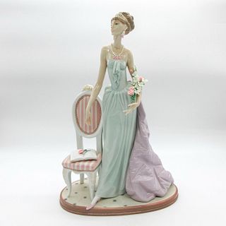 A Lady Of Taste 1001495 - Lladro Porcelain Figurine