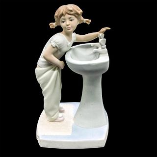 Clean Up Time 1014838 - Lladro Porcelain Figurine