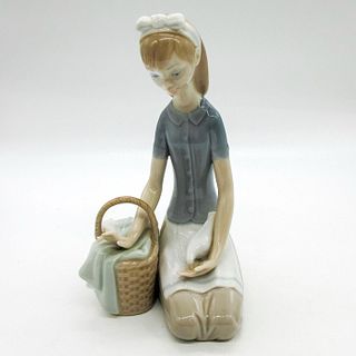 Girl With Dove 1004909 - Lladro Porcelain Figurine