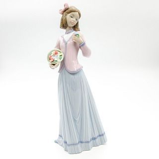 Innocence in Bloom 7644 - Lladro Porcelain Figurine