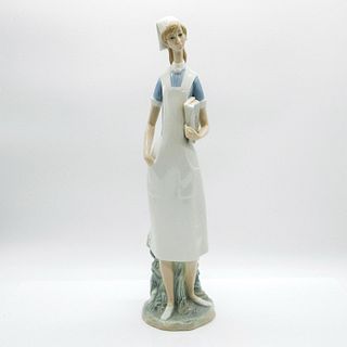 Nurse (Reduced) 1004603.3 - Lladro Porcelain Figurine