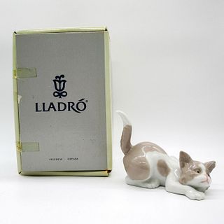 Attentive Cat 1005112 - Lladro Porcelain Figurine