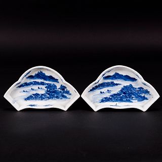 A PAIR OF BLUE AND WHITE 'LANDSCAPE' DISHES 