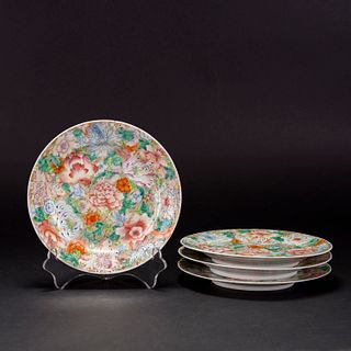 A GROUP OF 4 FAMILLE ROSE MILLE FLEURS DISH, GUANGXU MARK 