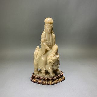 A SHOUSHAN SOPASTONE CARVING OF GUANYIN WITH BASE 