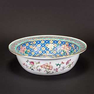 A FAMILLE ROSE 'FLORAL' CHARGER, JIAQING PERIOD 