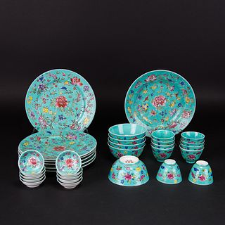 LOT OF 32, SET OF TURQUOISE-GROUND FAMILLE ROSE TABLEWARES , REPUBLIC PERIOD 
