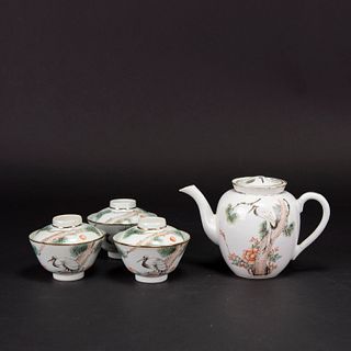 A GROUP OF 4 FAMILLE ROSE 'CRANE' TEAPOT AND CUP WITH COVER 