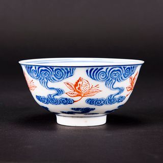 AN IRON-RED DECORATED BLUE AND WHITE BOWL, QING PERIOD 